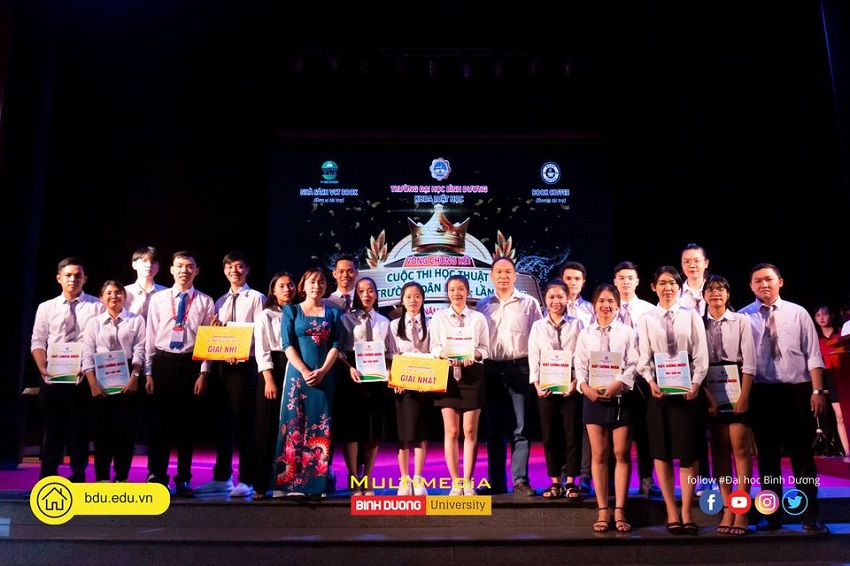 Sinh viên được khuyến khích tham gia các cuộc thi pháp lý, như thi tranh biện, mô phỏng phiên tòa (moot court), giúp rèn luyện kỹ năng phân tích, lập luận và phản biện.