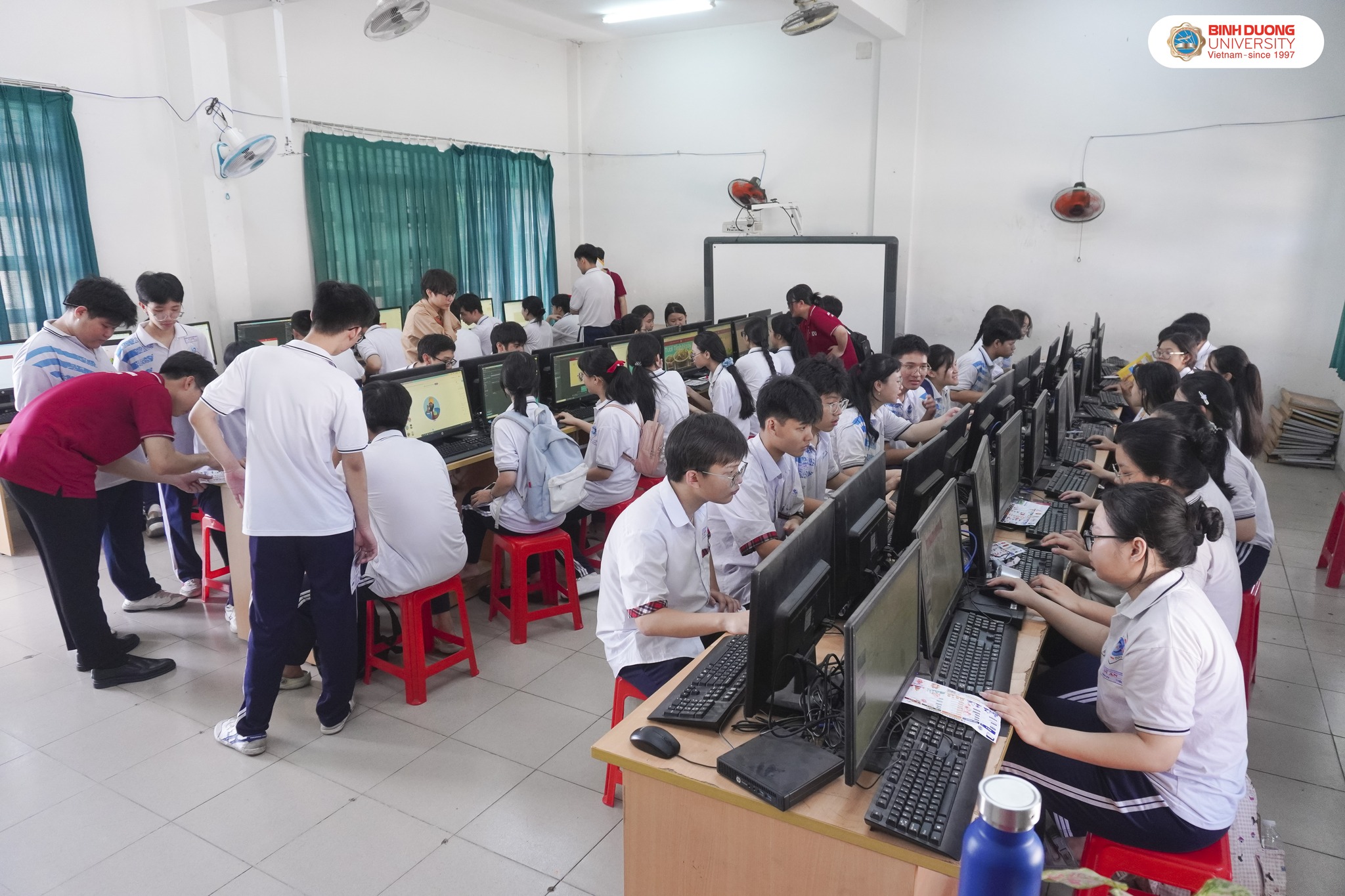 BDU mang Ngày hội STEAM và Rung chuông vàng đến THPT Dĩ An 5