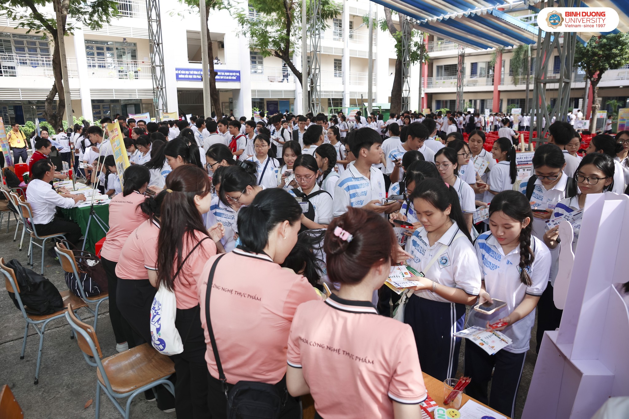 BDU mang Ngày hội STEAM và Rung chuông vàng đến THPT Dĩ An 6