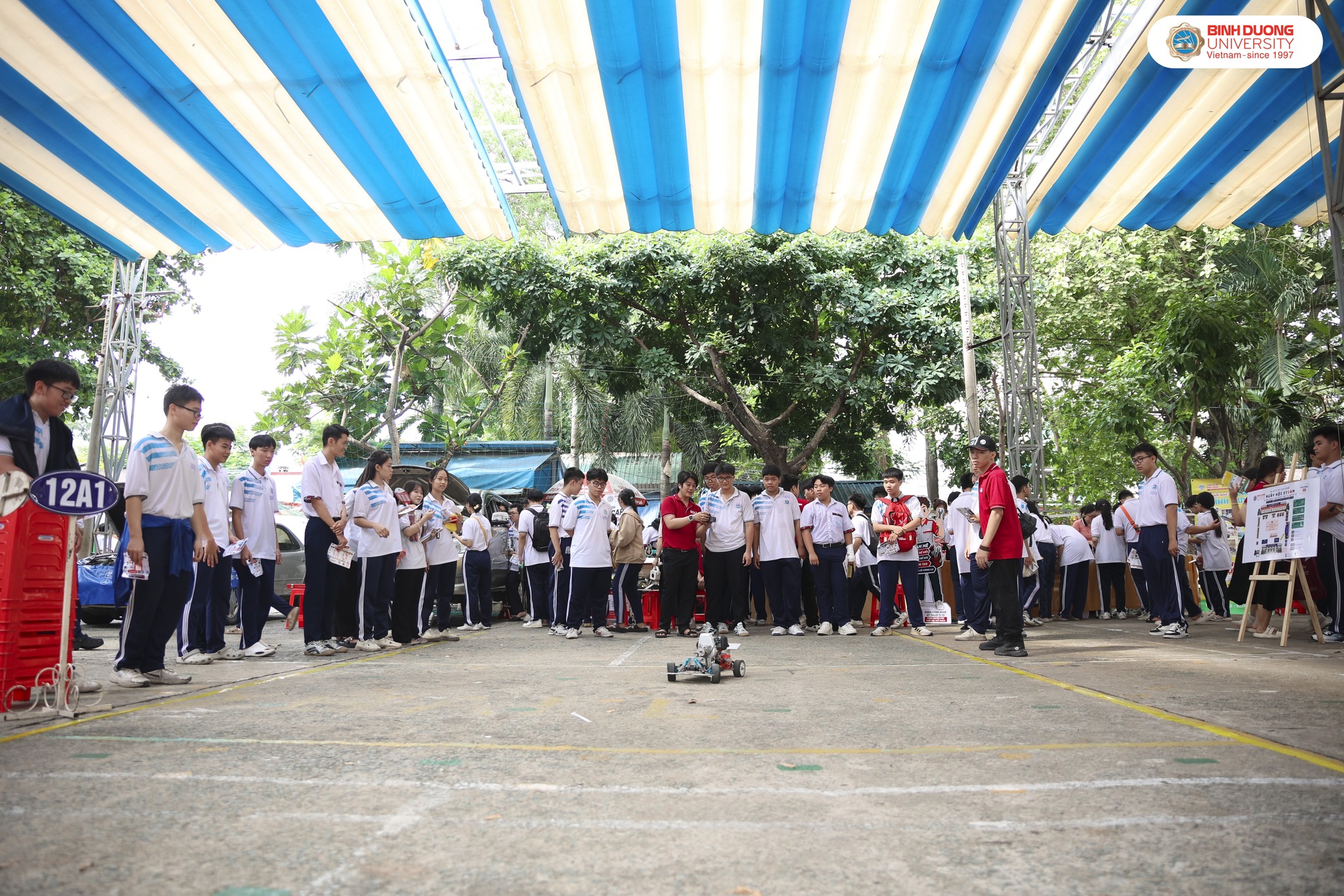BDU mang Ngày hội STEAM và Rung chuông vàng đến THPT Dĩ An 8