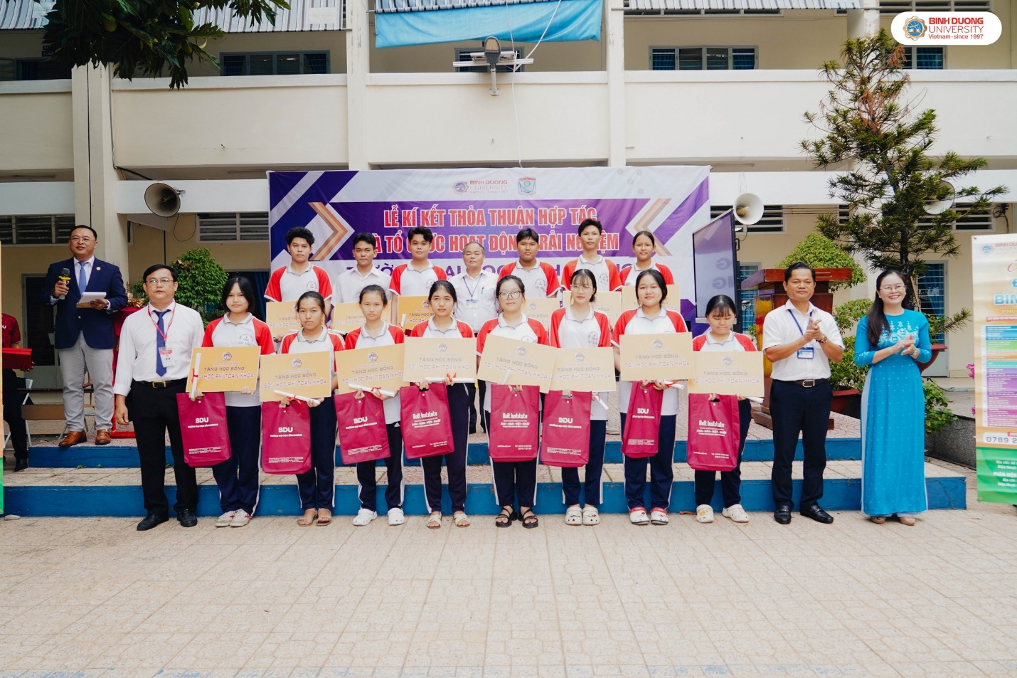 ĐH Bình Dương ký kết hợp tác chiến lược với THPT Quang Trung 2