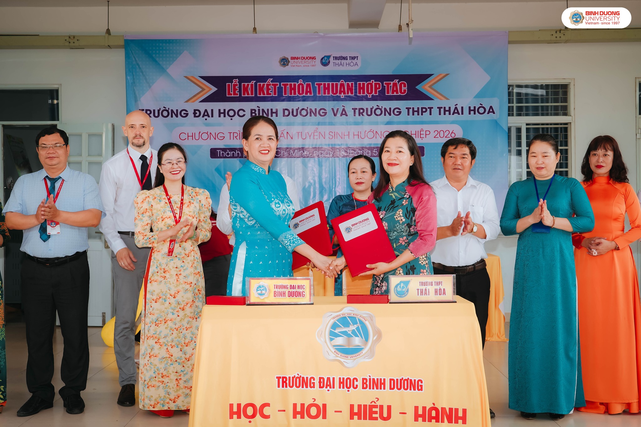 Phó Giáo sư, Tiến sĩ Đỗ Đoan Trang Phó Hiệu trưởng Thường trực Trường ĐH Bình Dương và cô Hồ Nguyễn Thùy Duyên Bí thư Chi bộ, Hiệu trưởng Trường THPT Thái Hòa