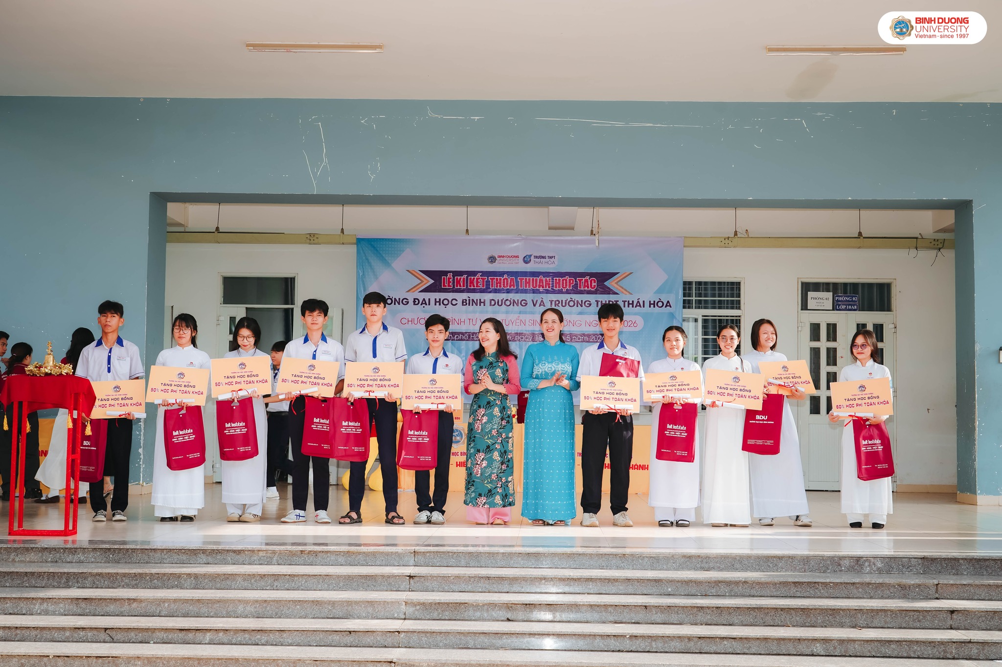 Trao học bổng Tăng cường trị giá 50 học phí toàn khóa
